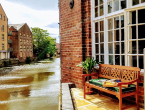 Cocoa Lily - River fronted studio with secure parking